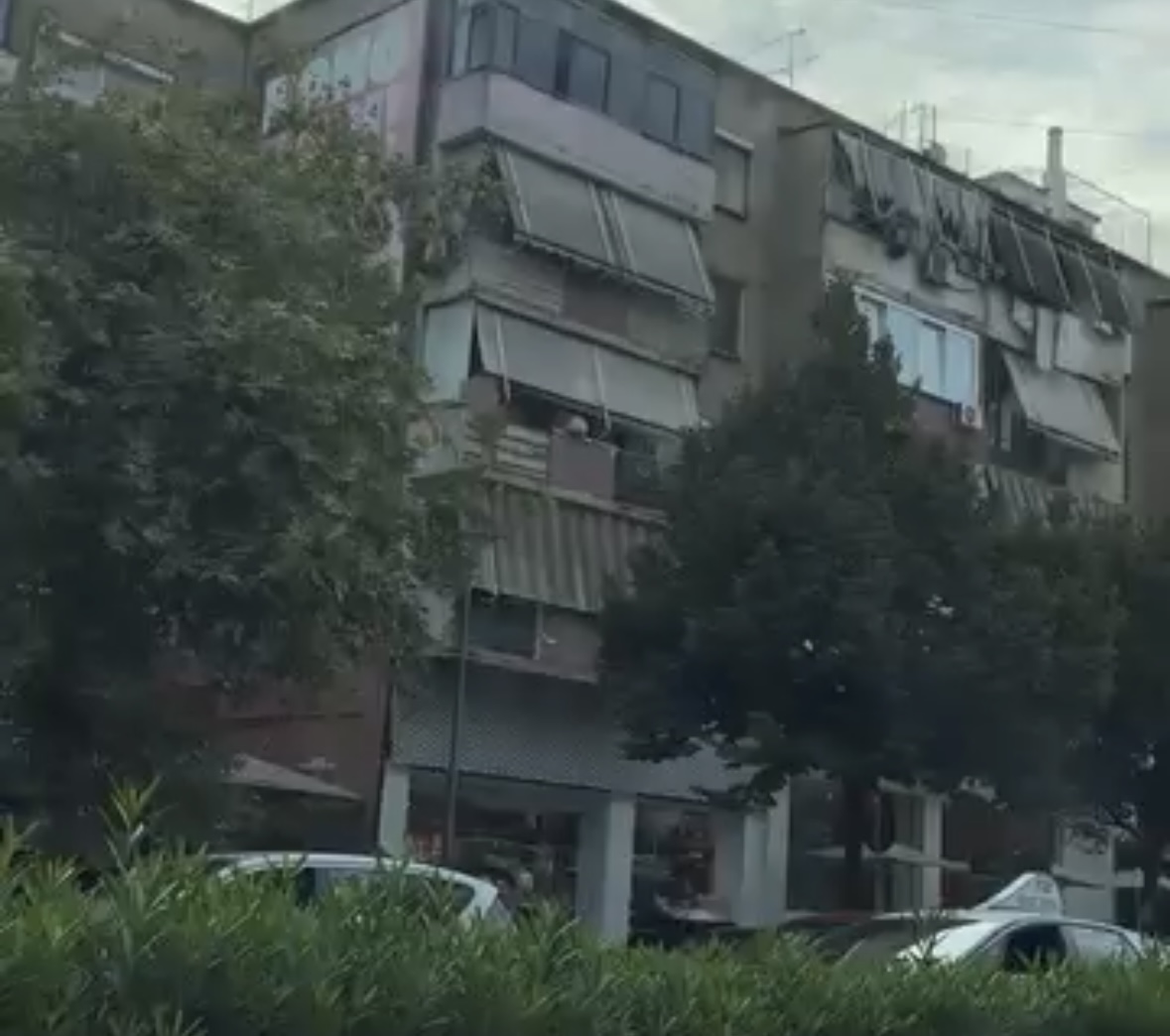 “Banori te ‘21-shi’ kryen nevojat personale nga ballkoni”