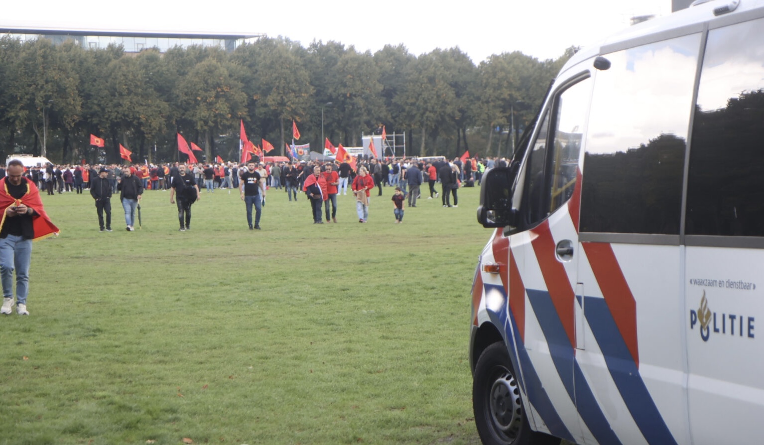 Trazira dhe tensione në Hagë pas dënimit të Thaçit  policia ndërhyn ndaj protestuesve shqiptarë