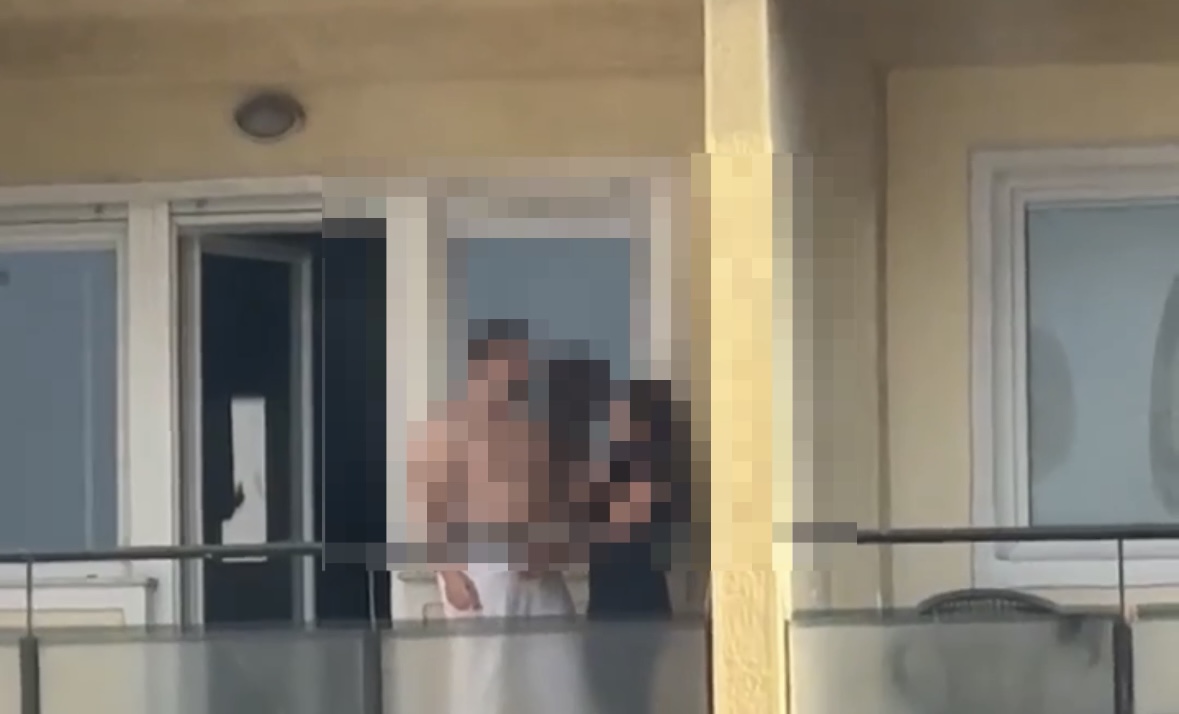 Prishtinë/ Shqiptarët protestojnë kundër vendimit të Hagës, çifti kryen veprime të turpshme në ballkon