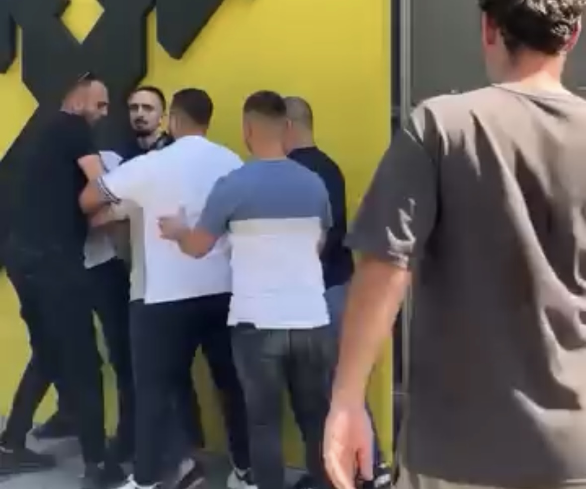  Spiunat civilë po shoqërojnë njerëzit në trotuare  i vëzhgojnë dhe njoftojnë të tjerët 