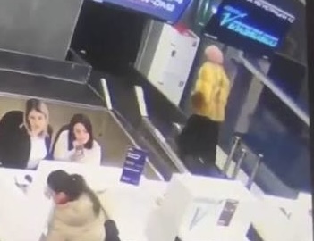 Gjyshja ngatërron transportuesin e valixheve me shkallët lëvizëse dhe rrëzohet