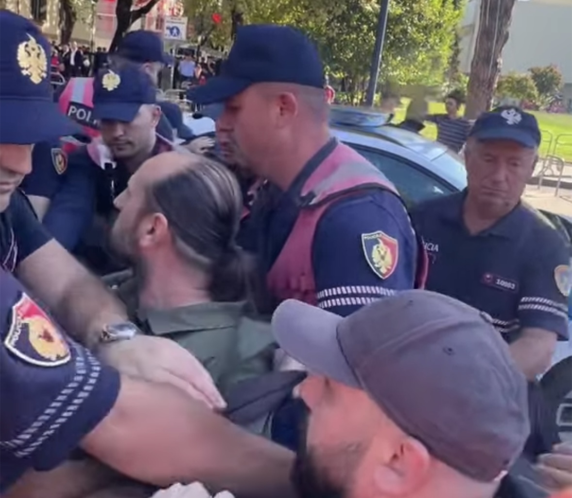Tensione para Parlamentit  Protestuesit përplasen me policinë  nisin shoqërimet