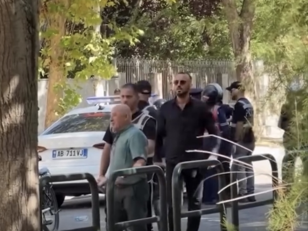 civili-dha-urdhrin-7-police-rrethojne-te-moshuarin-dhe-e-shoqerojne-me-force