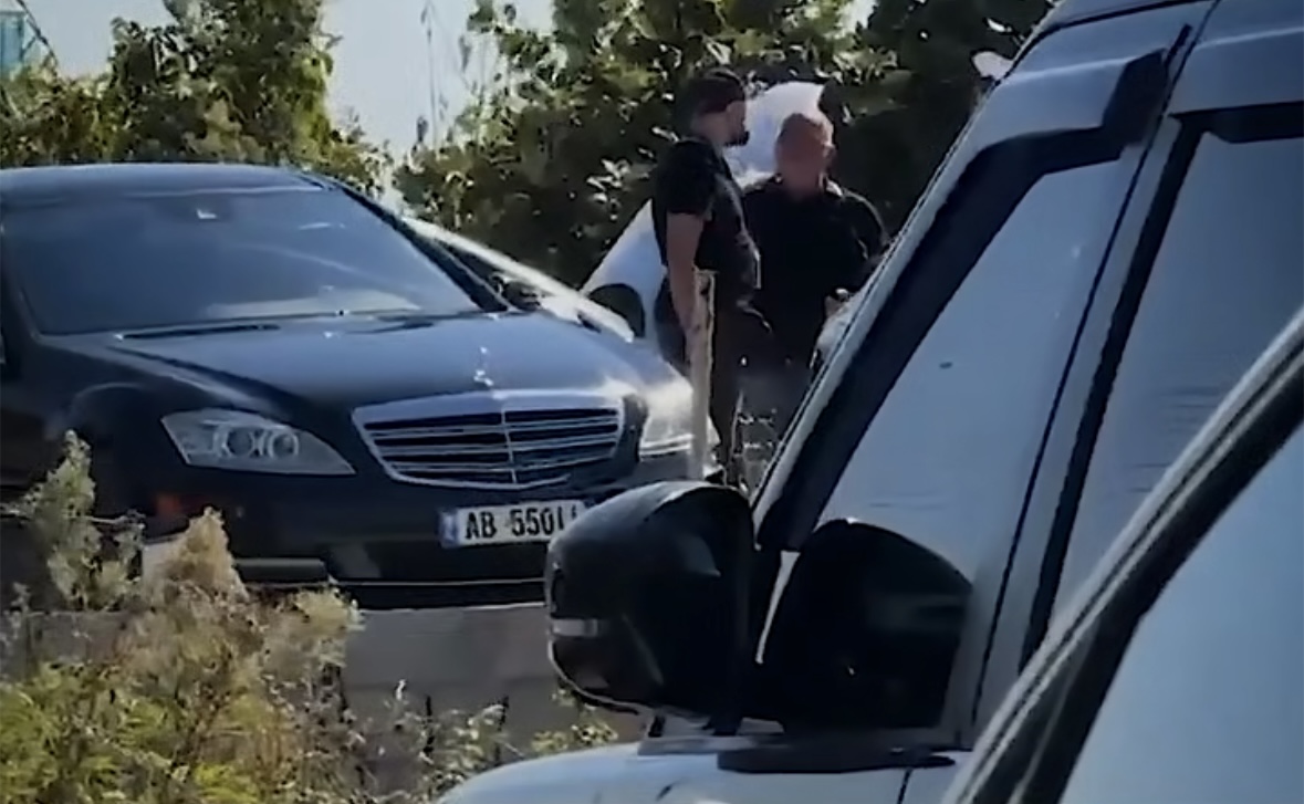 Plumba drejt Mercedesit në Lezhë  I riu u qëllua me armë disa herë në bark