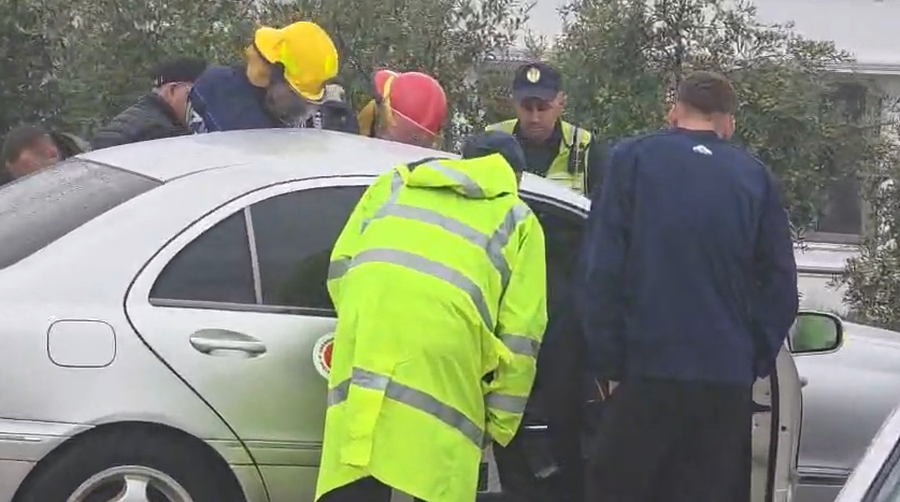 Makina del nga rruga dhe përplaset me mjetin e parkuar e pemën, dy të plagosur rëndë