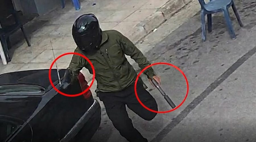Pamjet e atentatit në Sarandë  autori me dy armë dhe skafandër në kokë
