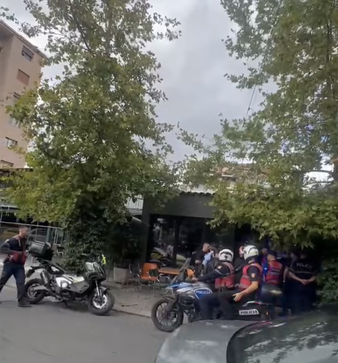 “Pse më sheh?” Si u plagos me armë i riu te “Zogu i Zi”, shok me reperin nga Kosova