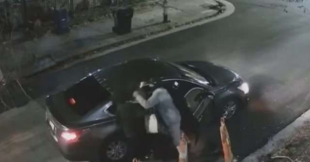 Trafikantët e emigrantëve përplasen me policinë dhe braktisin dy “Audi Q7” në rrugë