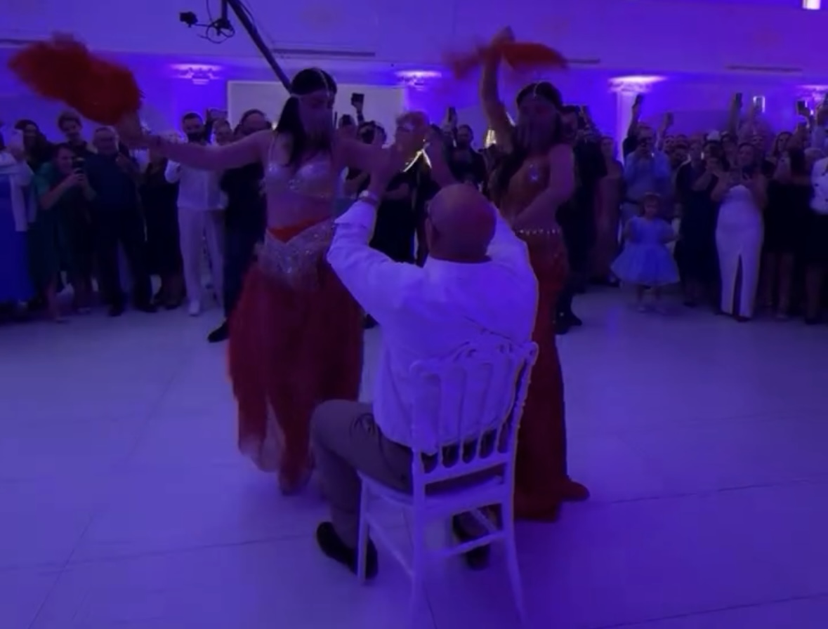 Gjyshi shkodran feston ditëlindjen e 70 të me dy balerina  belly dance 