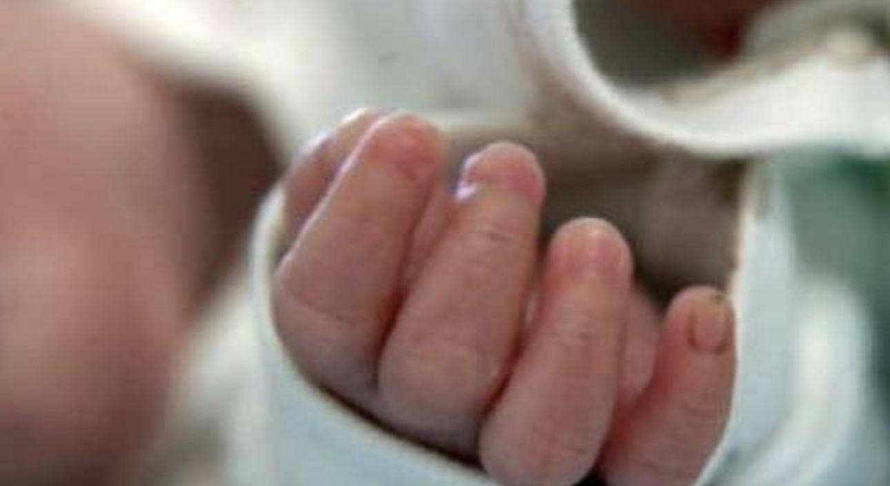 E RËNDË NË PRIZREN/ Foshnja dërgohet pa shenja jete në spital, trupi dërgohet për obduksion