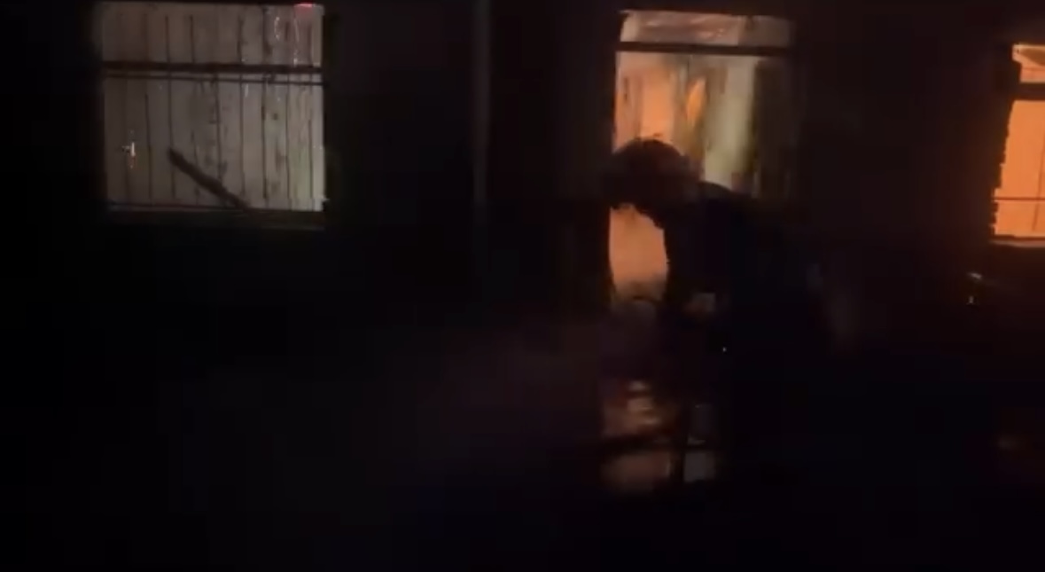Zjarr në një banesë në Fier, raportohet për një viktimë