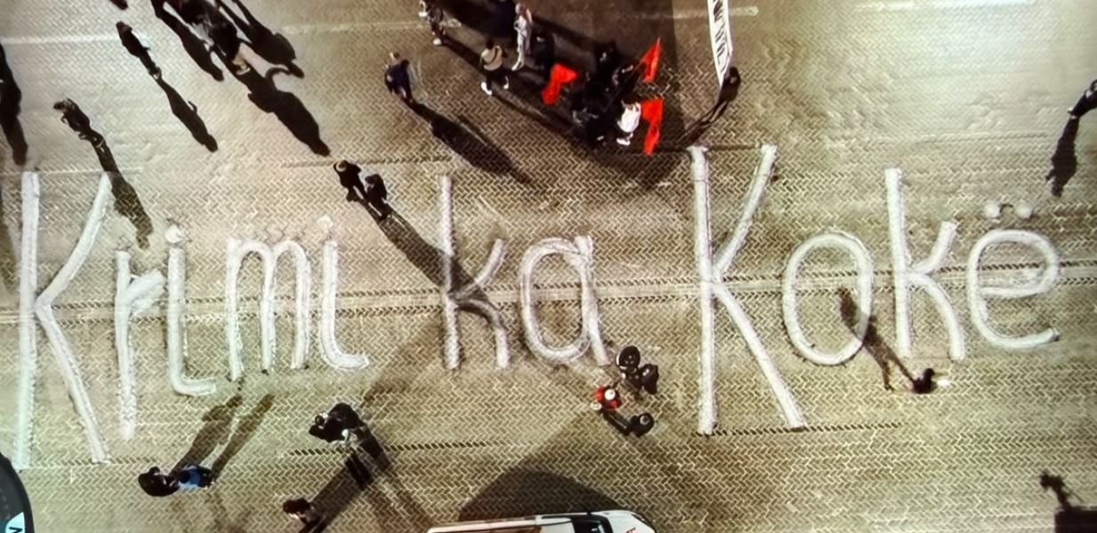 “Krimi ka kokë”, mesazhi që protestuesit i lanë Ramës para zyrës