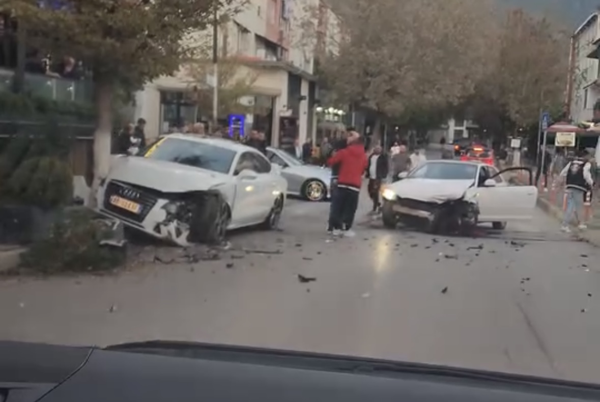 Aksident i rëndë në mes të Peshkopisë, kalimtarët u vijnë në ndihmë të lënduarve