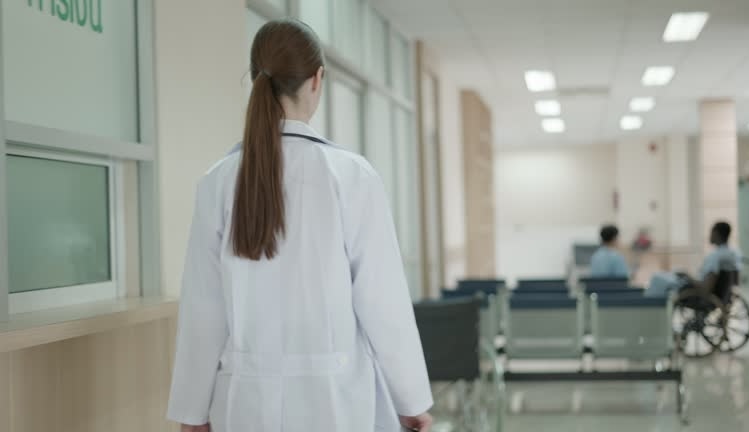 “Mjekë të tillë nuk harrohen”/ Qytetari falenderon doktoreshë Sarën për shërbimin shembullor