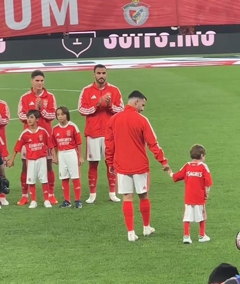 Në luftë me një sëmundje të rëndë: 6-vjeçari realizon ëndrrën, zbret në fushë me Rafa Silvë