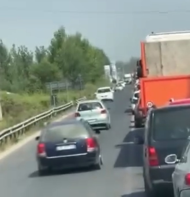 Rrugët lahen me gj k  por  kamikazët  shqiptarë vazhdojnë garën me vdekjen
