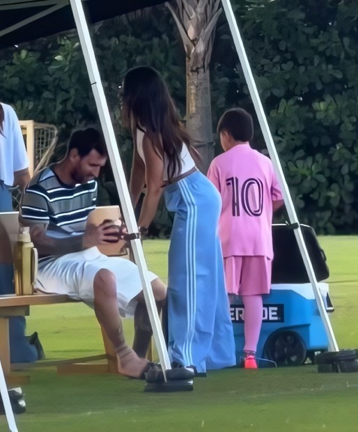 Messi lë për pak rolin e kampionit dhe bëhet tifozi më i zjarrtë i fëmijëve të tij
