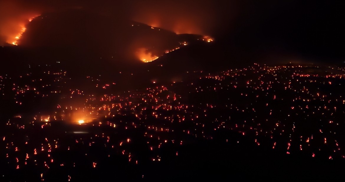 Ferri zbriti në tokë! Pamje me dron nga zjarri shkatërrues në Himarë