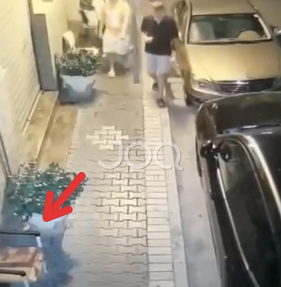 “Turistët elitarë vjedhin karrigen në mes të natës”