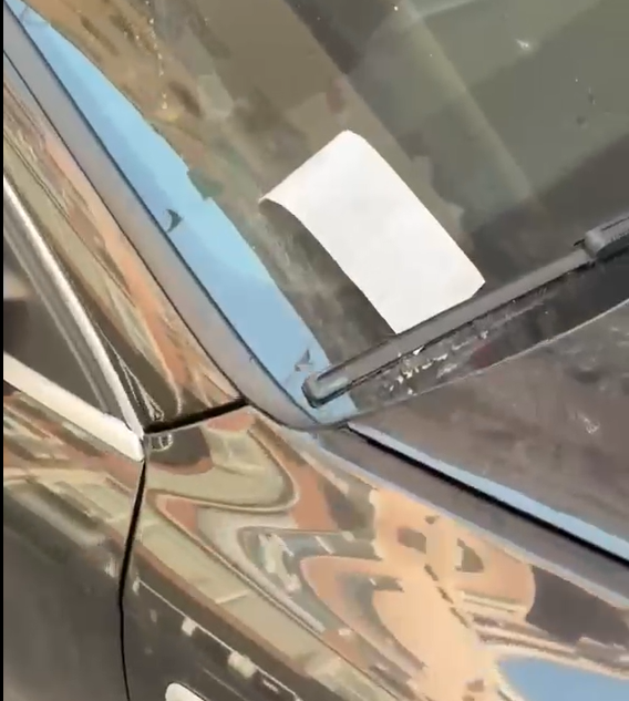  Vetëm makinës time i kanë vendosur gjobë   Qytetari denoncon parkimin në Myslym Shyri
