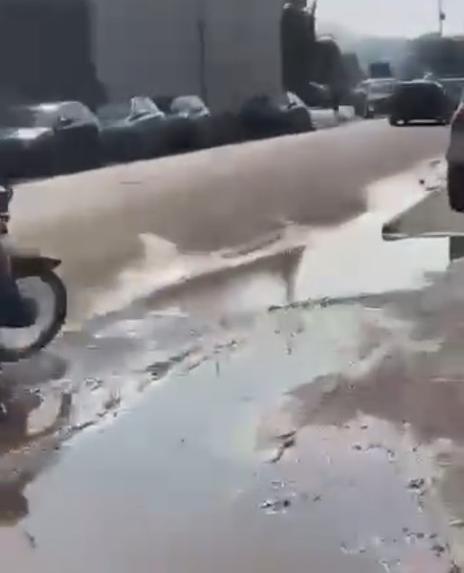 Paradoks në Shkodër  Uji derdhet rrugëve  shkodranët s kanë asnjë pikë në çezma