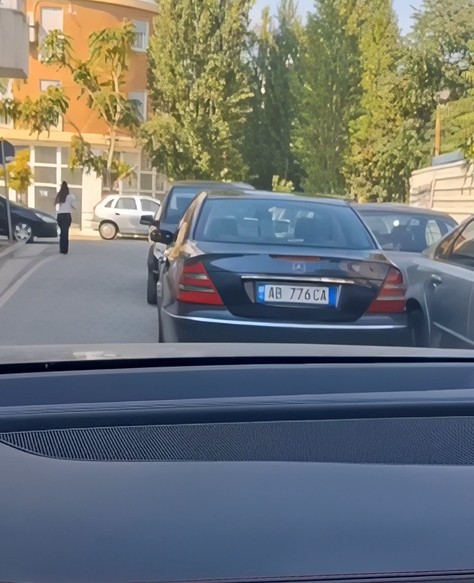 Makinat parkohen në mes të rrugës pas SPAK-ut, banorët nuk kanë si të dalin