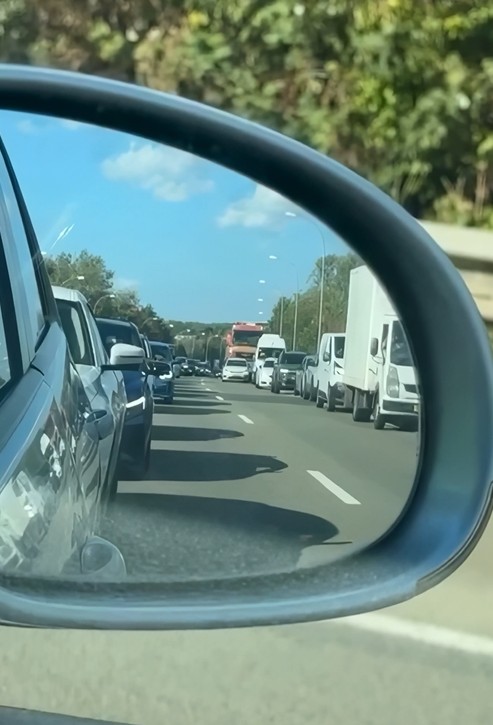 Këtu rregullat zbatohen, në Shqipëri harrohen? Shqiptari: Merrni shembull!