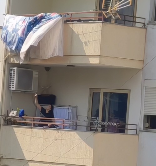 Pas sherrit me komshien, mjekja i spërkat çarçafin e nderë me shiringë
