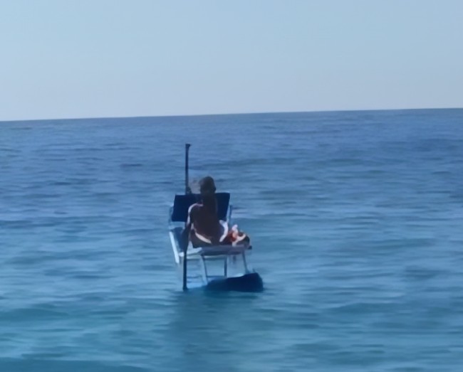 Sfida me paddle kalon në tjetër nivel, shqiptari merr shezlongun në det
