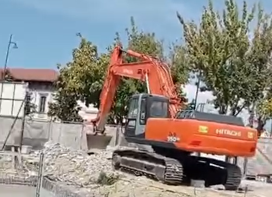 Qytetarja pyet: Pse është hedhur beton brenda mureve të Muzeut Etnografik në Vlorë?