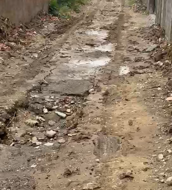 “1 muaj në këtë gjendje”/ Rruga Stamboll në Kamëz mbetet e pakalueshme pas punimeve