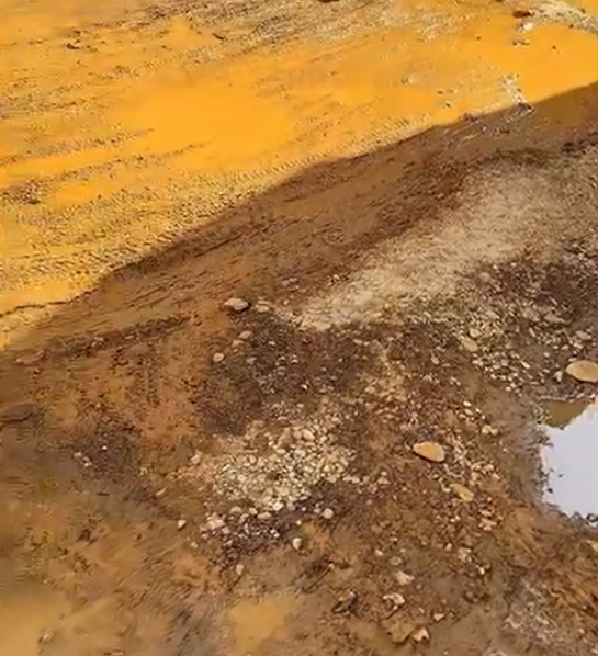 “10 minuta nga qendra e Tiranës, uji i pijshëm derdhet rrugëve”/ Rruga prej vitesh në këtë gjendje