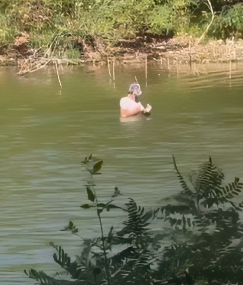 Qytetari bën dush te Liqeni Artificial