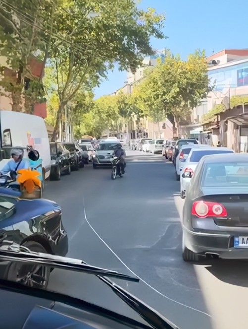 Të fortët e Ali Demit parkojnë në mes të rrugës  autobusi s ka ku kalon