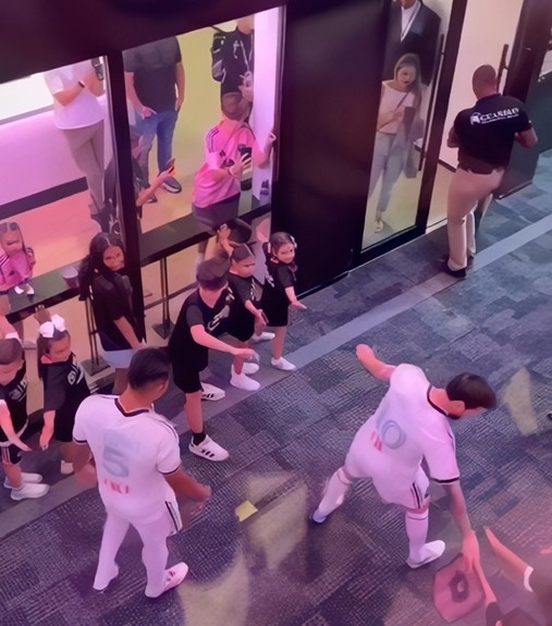 Messi përshëndet të gjithë fëmijët para se të zbresë në fushë
