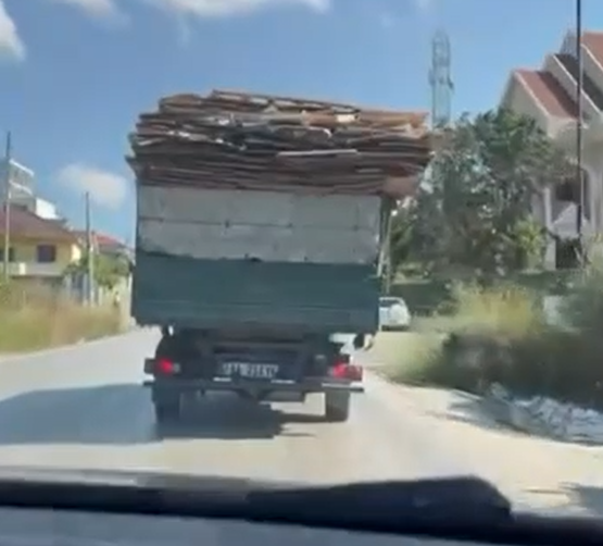 “Pa mbrojtëse, pa asnjë masë sigurie”/ Denoncimi për kamionin në Kodra e Rrashbullit