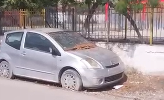 “Makina e braktisur te dera e shkollës”/ Apel për pastrimin e ambientit në Vlorë