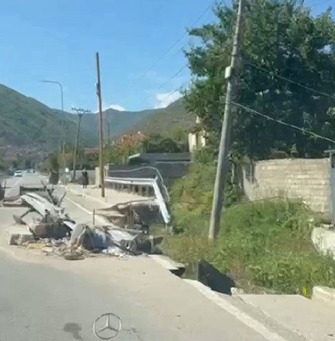 Rruga prej një viti e prishur  Xhakolli se merr mundimin ta rregullojë