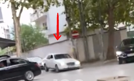 “Makina e 6-të që bie në pusetë”/ E lënë hapur në mes të rrugës te 5 Maji