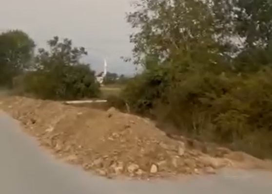 “Po fusin tubacionet e ujit dhe na kanë prishur rrugën”/ Denoncimi nga Fushë-Preza