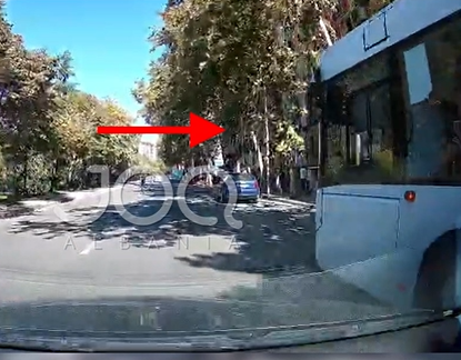  Shikojeni si futet urbani   Manovra e autobusit të linjës Uzina Autotraktori në Tiranë
