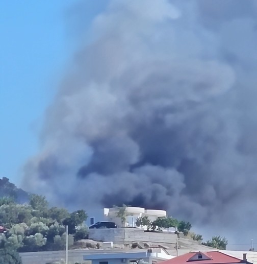 Zjarr i madh në Vlorë  flakët kërcënojnë banesat