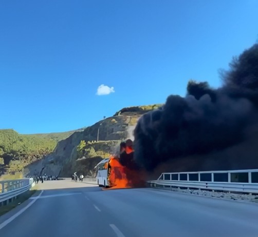 Përfshihet nga flakët autobusi në autostradën Tiranë-Elbasan