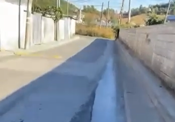 “Uji rrjedh në rrugë, ne po qëndrojmë pa ujë në shtëpi”/ Banorët e Kombinatit kërkojnë zgjidhje