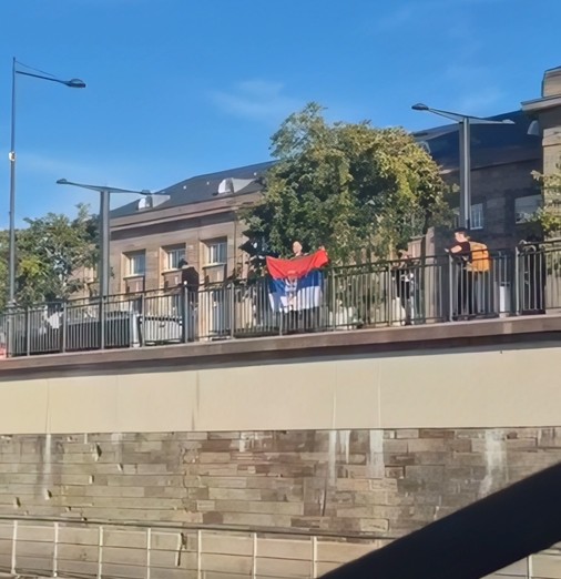 Tensione në Mulhouse, serbi provokon shqiptarët gjatë protestës për UÇK-në