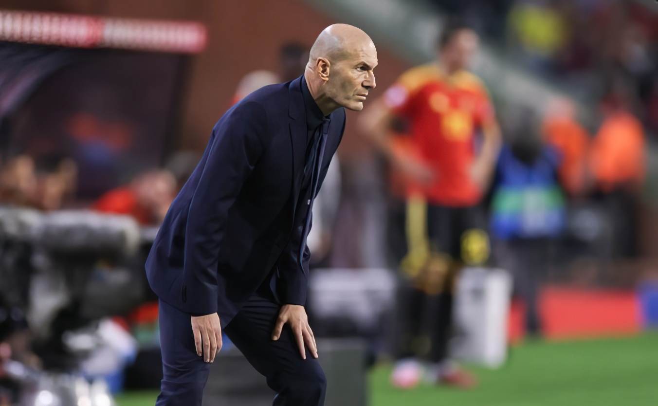 Zidane “çmendet” në vijën anësore, festimi i golit të Olise bëhet viral