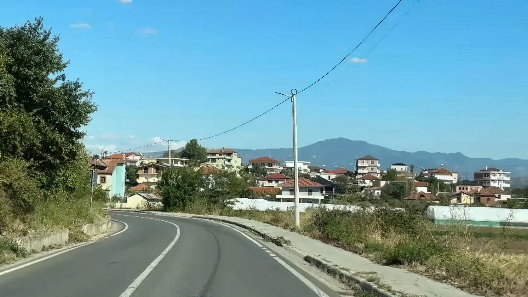Ishte duke lëvizur me shpejtësi, motoçikleta përplas nxënësen 14-vjeçare në Cërrik