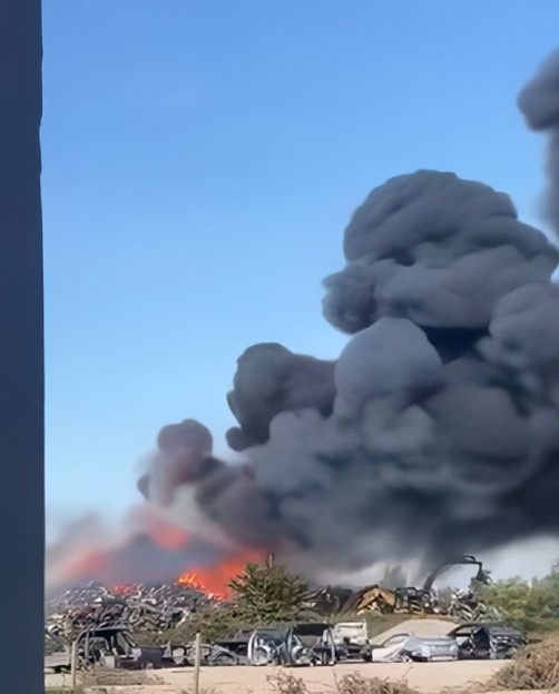Shënvlashi mbulohet nga tymi i zi, digjen hekura në një vendgrumbullim