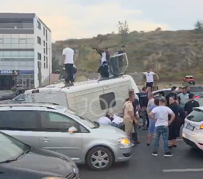 Aksident pranë mbikalimit të Rinasit, furgoni i pasagjerëve përplaset dhe përmbyset