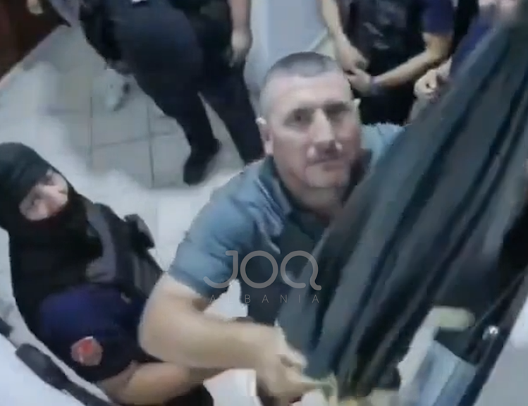 Policia aksion ndaj qytetarit  ai ankohet  Më prishët kamerën dhe erdhët pa dokumente 